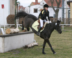 Stina Packheiser: In Redefin Hallen-Meisterin der Ponyspringreiter und in Güstrow Goldmedaille auf Hannes bei den Nachwuchsreitern. Foto: Wego